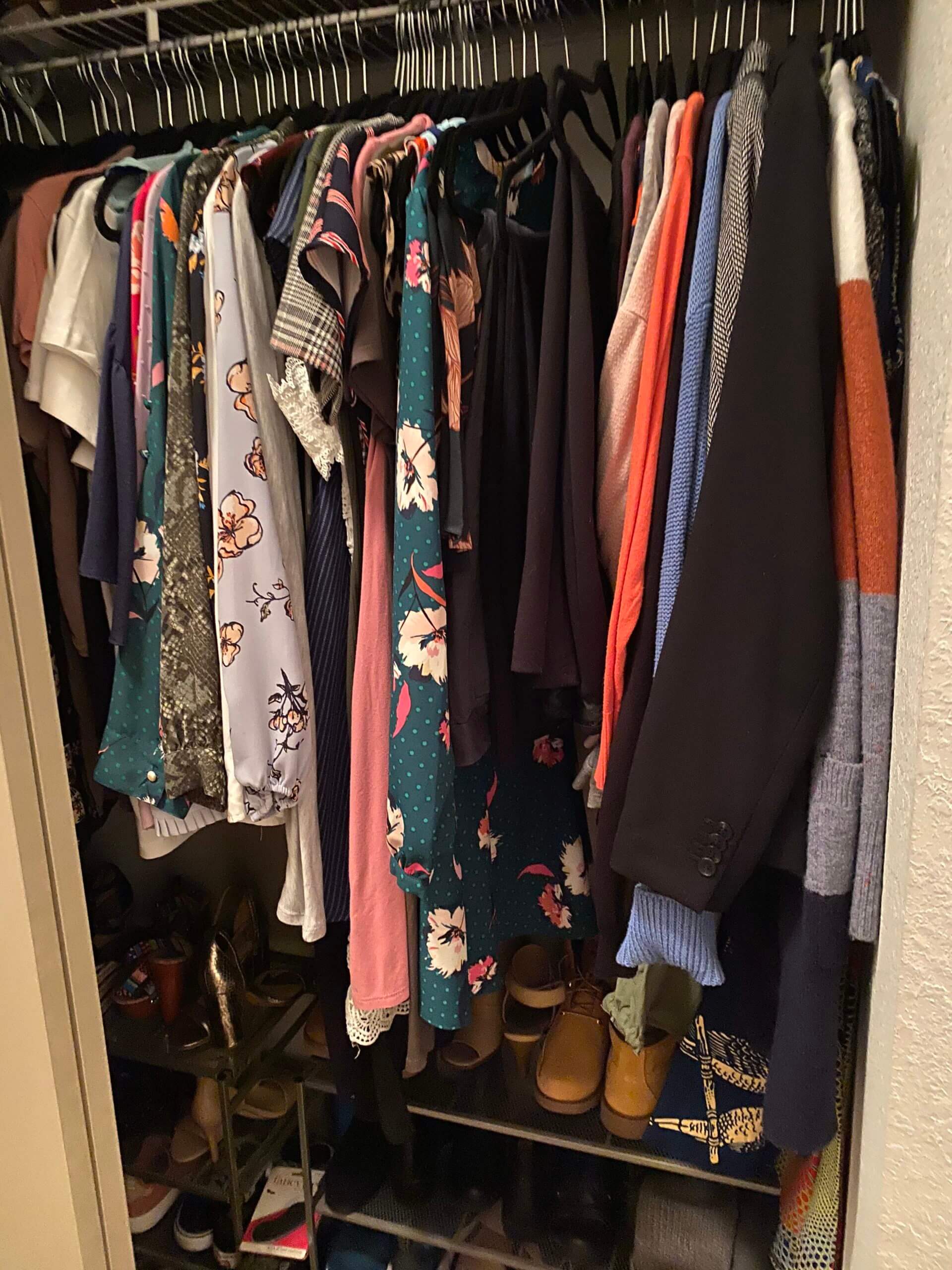 Are you struggling on how to get started decluttering your closet? Let me help! In this blog post, I’m sharing how to declutter your closet in 8 simple tips. 